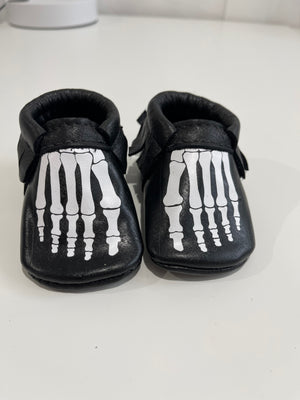 Skelly moccs size 3