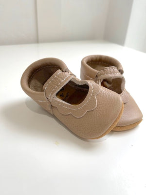 Bowless Mary Janes in Weathered Brown size 4